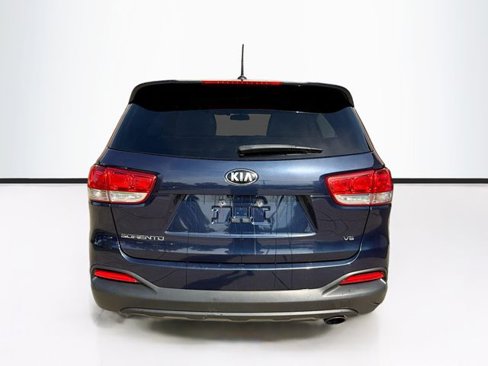 Used 2016 Kia Sorento LX image 7