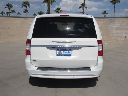 Used 2011 Chrysler Town & Country Touring image 7