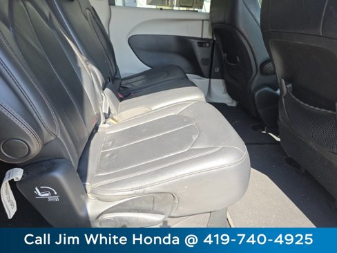 Used 2017 Chrysler Pacifica Touring-L w/ Tire & Wheel Group image 19