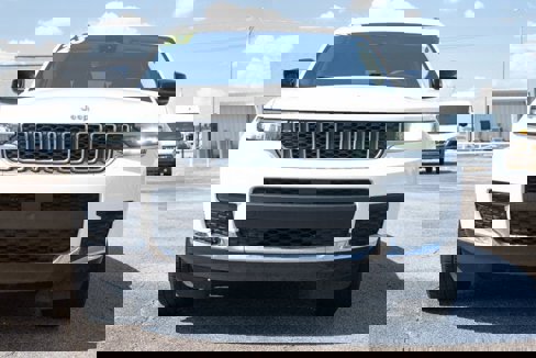 Used 2023 Jeep Grand Cherokee L Laredo image 8