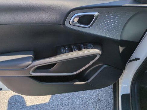 Used 2022 Kia Soul LX image 12