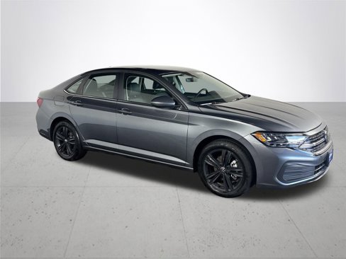 Certified 2024 Volkswagen Jetta SE image 5