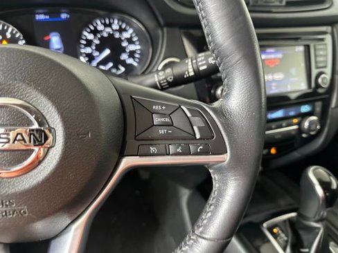 Used 2018 Nissan Rogue SV image 16