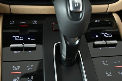 Certified 2025 Porsche Macan image 13