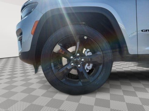 New 2025 Jeep Grand Cherokee Altitude image 14