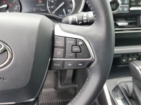 Used 2021 Toyota Highlander XLE image 25