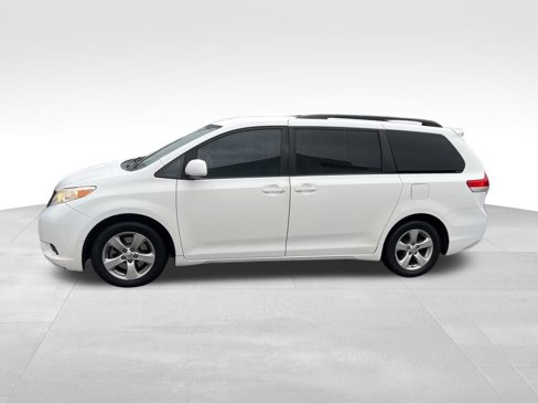 Used 2014 Toyota Sienna LE image 2