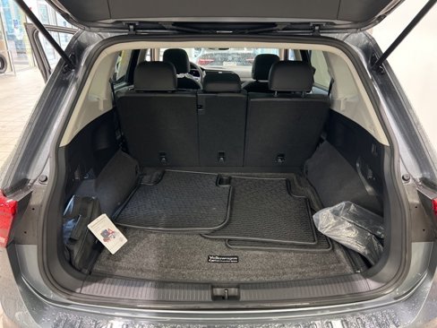 Used 2023 Volkswagen Tiguan SE w/ Panoramic Sunroof Package image 18