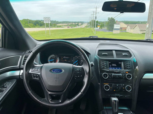 Used 2017 Ford Explorer XLT image 12