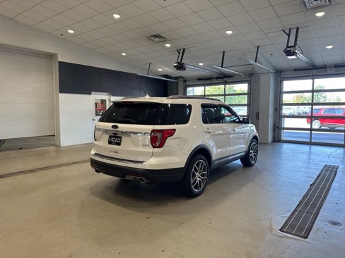 Used 2018 Ford Explorer XLT w/ Equipment Group 202A image 6