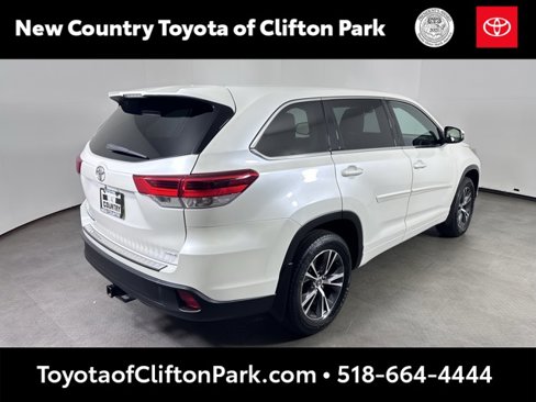 Used 2018 Toyota Highlander LE image 3