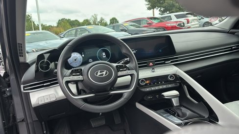 Used 2024 Hyundai Elantra Limited image 13