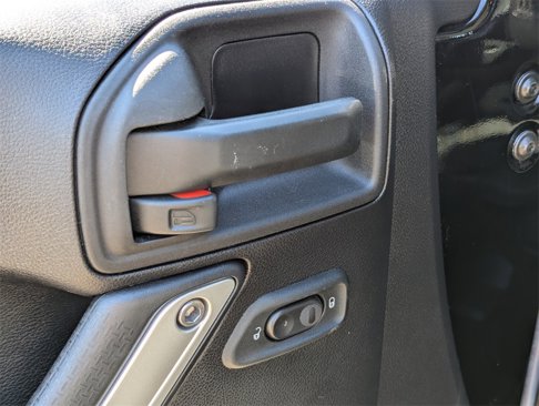 Used 2015 Jeep Wrangler Unlimited Rubicon w/ Connectivity Group image 11
