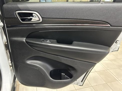 Used 2018 Jeep Grand Cherokee Limited image 21