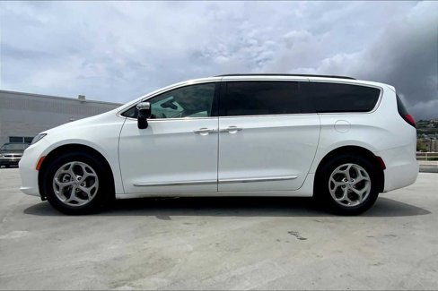 Used 2023 Chrysler Pacifica Limited image 3