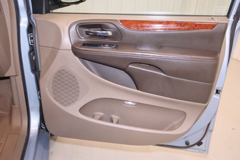 Used 2013 Chrysler Town & Country Touring image 20