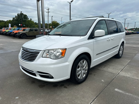 Used 2016 Chrysler Town & Country Touring image 1