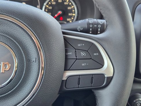 Used 2018 Jeep Renegade Latitude image 28
