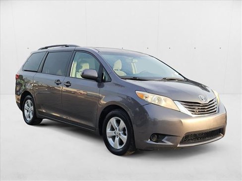 Used 2015 Toyota Sienna LE image 3