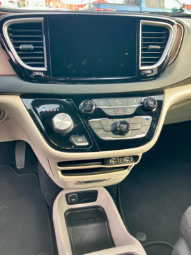 Used 2022 Chrysler Voyager LX image 11