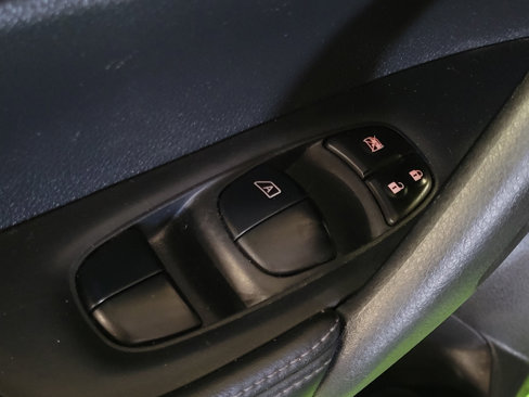 Used 2020 Nissan Rogue S image 27