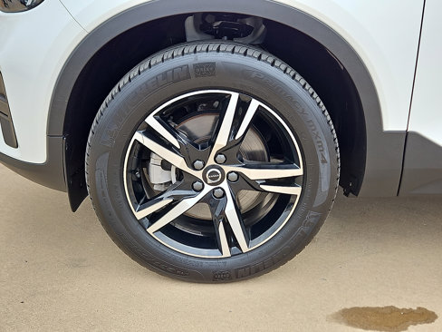 Used 2024 Volvo XC40 B5 Core image 5