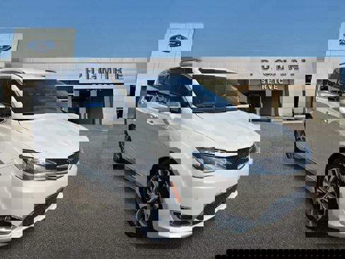 Used 2017 Chrysler Pacifica Limited image 1