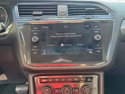 Used 2018 Volkswagen Tiguan SE w/ Panoramic Sunroof Package image 19