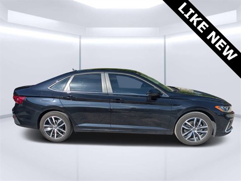 Used 2025 Volkswagen Jetta SE image 2
