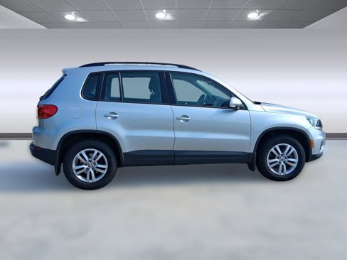 Used 2017 Volkswagen Tiguan S image 7
