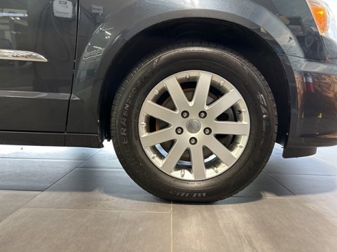 Used 2014 Chrysler Town & Country Touring image 39
