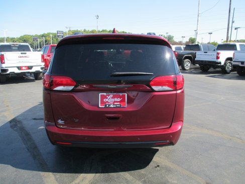 Used 2018 Chrysler Pacifica Touring-L w/ Premium Audio Group image 4