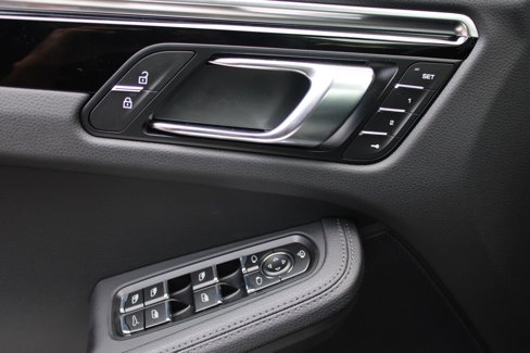 Certified 2024 Porsche Macan image 18