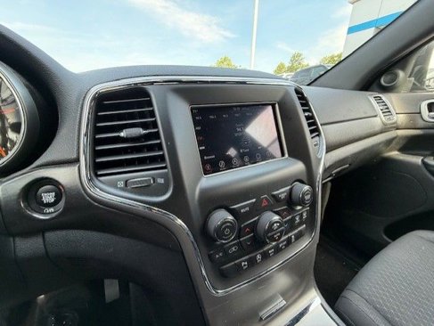 Used 2018 Jeep Grand Cherokee Laredo image 12