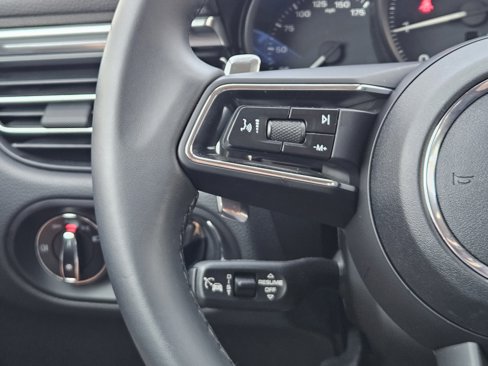 Used 2025 Porsche Macan image 26