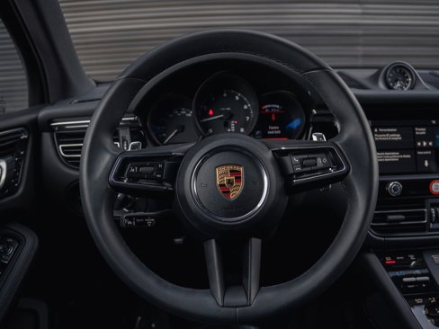 Certified 2025 Porsche Macan image 40