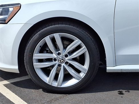 Used 2019 Volkswagen Passat 2.0T Wolfsburg w/ Wheels & Sunroof Package image 8