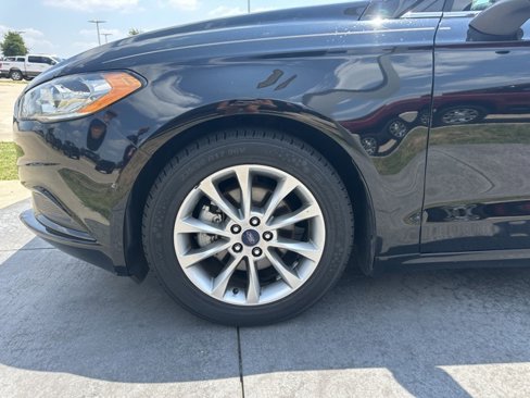 Used 2017 Ford Fusion SE w/ Fusion SE Technology Package image 4