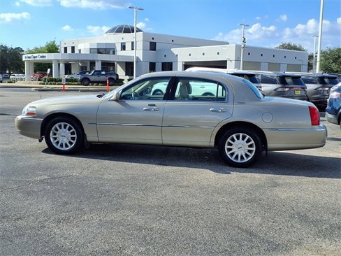 Used 2006 Lincoln Town Car Signature image 22