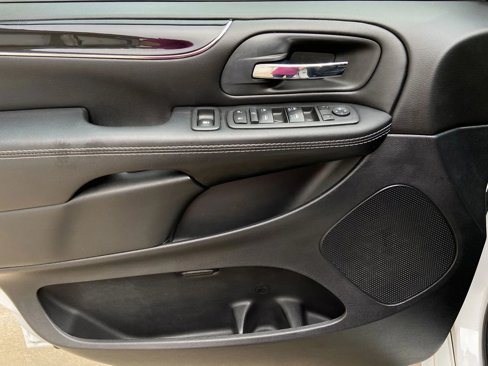 Used 2019 Dodge Grand Caravan SXT w/ Blacktop Package image 9