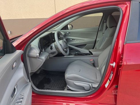 Certified 2025 Hyundai Elantra SE image 28