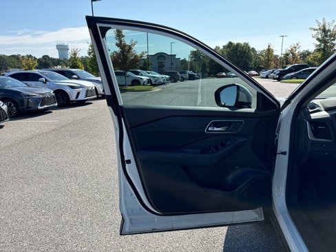 Used 2023 Nissan Rogue Platinum image 6