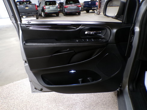 Used 2015 Chrysler Town & Country S image 10
