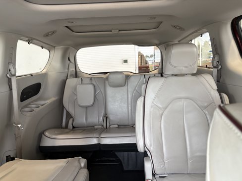 Used 2017 Chrysler Pacifica Limited image 23