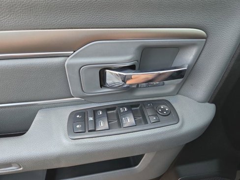 Used 2018 RAM 1500 Classic SLT image 32