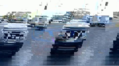 Used 2019 Nissan Frontier SV image 3