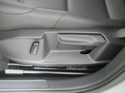 Used 2015 Volkswagen e-Golf SEL Premium image 20
