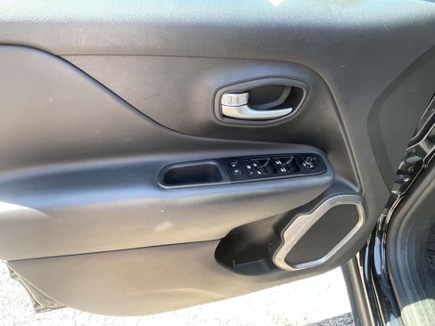 Used 2022 Jeep Renegade Latitude w/ Sun/Sound Group image 17