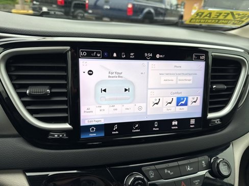 Used 2023 Chrysler Pacifica Touring-L image 33