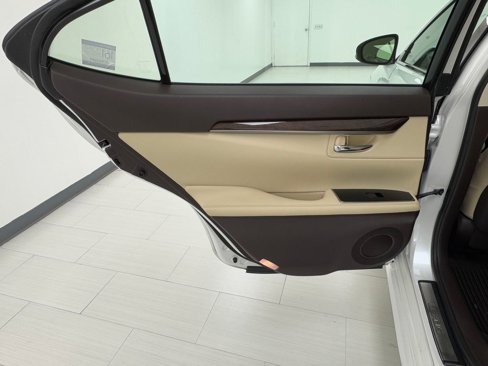 Used 2018 Lexus ES 350 w/ Navigation System Package image 11
